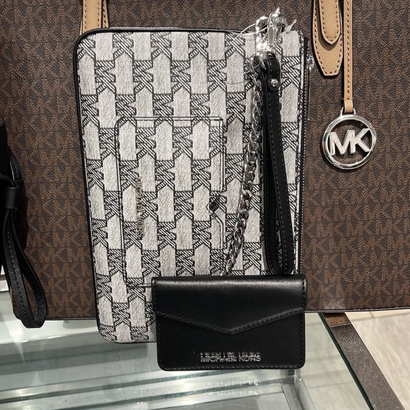 MICHAEL KORS JET SET ITEM LG 2 in 1 CARD CASE & WRISTLET
Black 
NWT - Picture 7 of 16